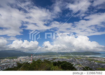 展望台から眺める大空と眼下に広がる街並み 119867082