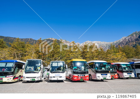 「長野県」上高地観光センター前のバスターミナルに並ぶバス 119867405