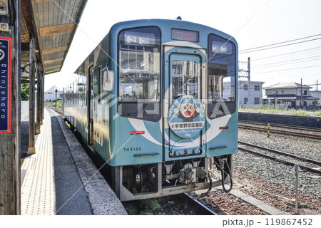 天竜浜名湖鉄道 新所原駅に停車中のTH2103気動車 天竜浜名湖鉄道 新所原駅に停車中のTH2103気動車 119867452