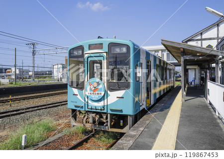 天竜浜名湖鉄道 新所原駅に停車中のTH2103気動車 天竜浜名湖鉄道 新所原駅に停車中のTH2103気動車 119867453