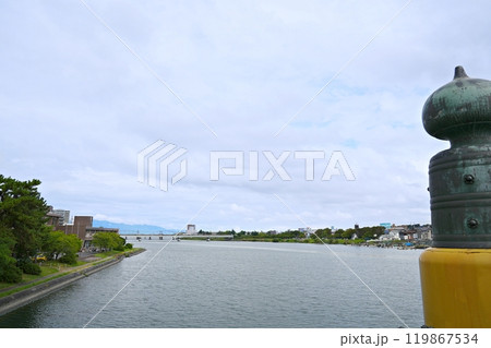 滋賀県　大津　瀬田の唐橋の擬宝珠と瀬田川、瀬田川大橋（北方向）（初秋） 119867534