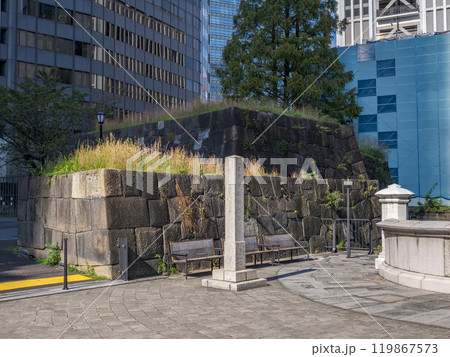 国指定史跡「常盤橋門跡」と標柱 119867573