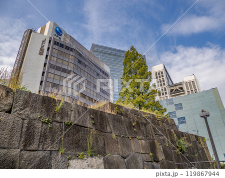 時代を超えた都市風景　国指定史跡「常盤橋門跡」と街並み 119867944