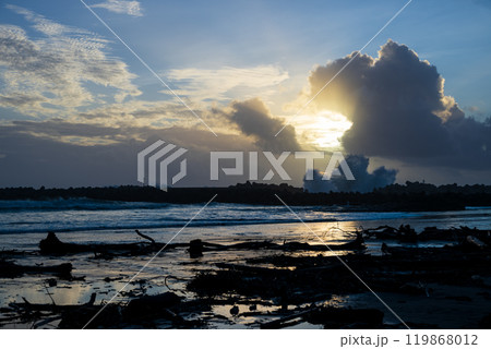荒れた波が砕け散る防波堤の朝 荒れた波が砕け散る防波堤の朝 119868012