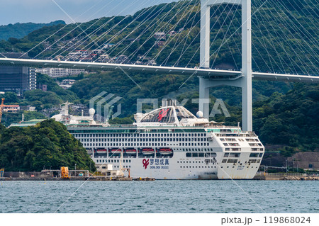 長崎港客船入港(Dream）女神大橋通過　神の島から【長崎市】 119868024