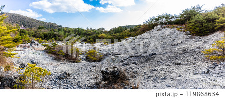 雲仙地獄　旧八万地獄（月面地獄）　パノラマ　【長崎県雲仙市】 119868634