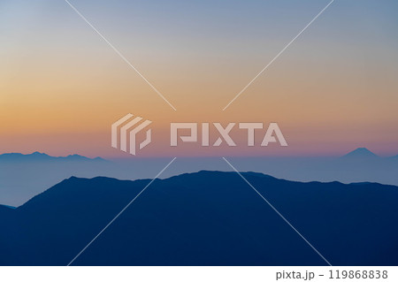 【山岳素材】殺生ヒュッテから見る朝の槍沢カール【長野県】 【山岳素材】殺生ヒュッテから見る朝の槍沢カール【長野県】 119868838