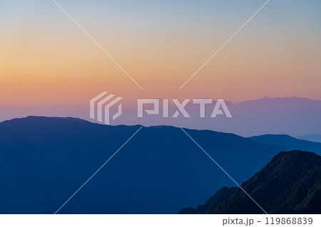 【山岳素材】殺生ヒュッテから見る朝の槍沢カール【長野県】 119868839