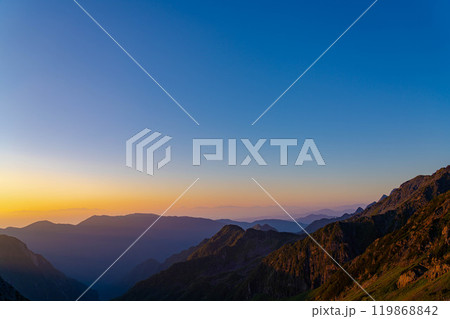 【山岳素材】殺生ヒュッテから見る朝の槍沢カール【長野県】 【山岳素材】殺生ヒュッテから見る朝の槍沢カール【長野県】 119868842