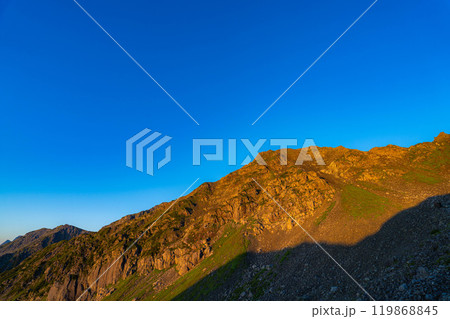 【山岳素材】殺生ヒュッテから見る朝の槍沢カール【長野県】 【山岳素材】殺生ヒュッテから見る朝の槍沢カール【長野県】 119868845