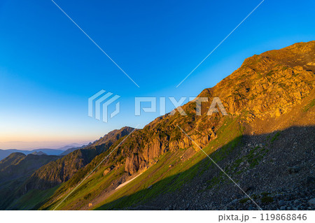 【山岳素材】殺生ヒュッテから見る朝の槍沢カール【長野県】 119868846