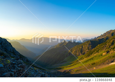 【山岳素材】殺生ヒュッテから見る朝の槍沢カール【長野県】 119868848