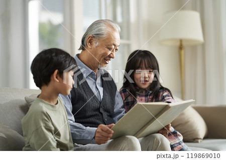 asian grandpa and two grandchildren having a good time at home 119869010