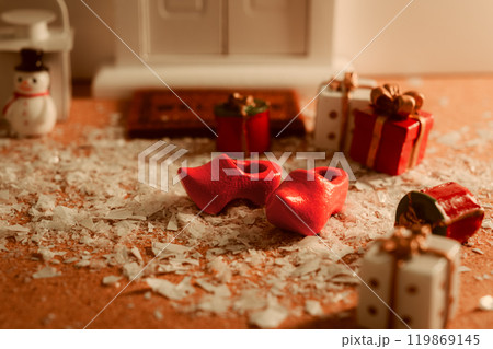クリスマスの赤い靴とプレゼント 119869145
