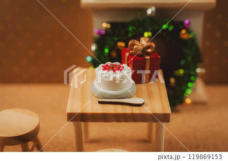 クリスマスケーキとギフト、リースのある暖かいテーブルシーン 119869153