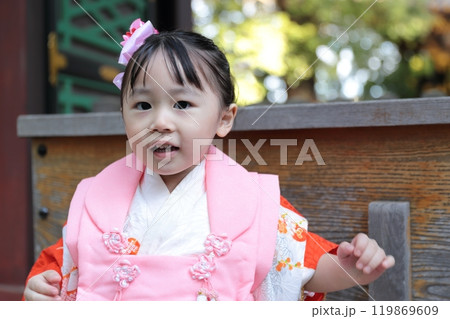 神社に七五三の参拝をする3歳の女の子 119869609