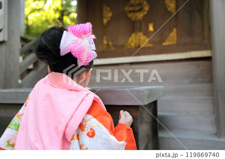 神社に七五三の参拝をする3歳の女の子 神社に七五三の参拝をする3歳の女の子 119869740