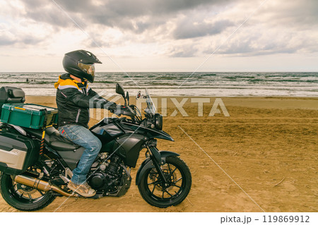 砂浜を走るバイク 119869912