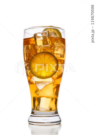 iced tea with lemon on white background 119870086