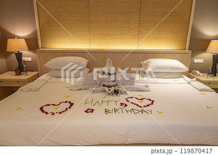 5つ星ホテルのベッドメイキング・タオルアートHappy Birthday ① 5つ星ホテルのベッドメイキング・タオルアートHappy Birthday ① 119870417