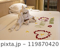 5つ星ホテルのベッドメイキング・タオルアートHappy Birthday ④ 119870420