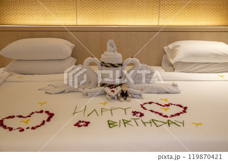 5つ星ホテルのベッドメイキング・タオルアートHappy Birthday ⑤ 119870421