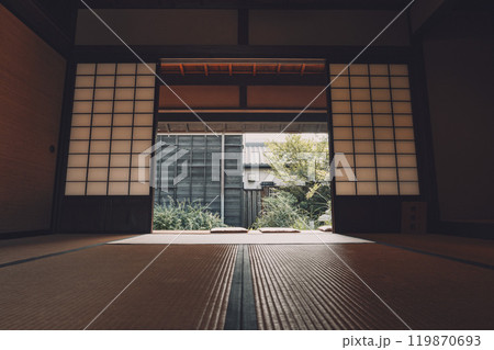 日本の伝統的な住宅のふすま窓から庭が見える 日本の伝統的な住宅のふすま窓から庭が見える 119870693