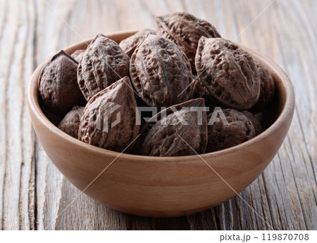 殻付き 和くるみ（ 天然 くるみ ） 国産 無添加 無着色 （ 古い木の背景 ） 119870708