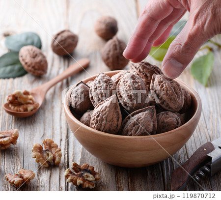 殻付き 和くるみ（ 天然 くるみ ） 国産 無添加 無着色 （ 古い木の背景 ） 119870712