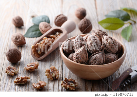 殻付き 和くるみ（ 天然 くるみ ） 国産 無添加 無着色 （ 古い木の背景 ） 119870713