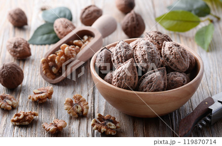 殻付き 和くるみ（ 天然 くるみ ） 国産 無添加 無着色 （ 古い木の背景 ） 119870714