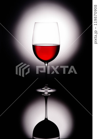Backlit glass of red wine Backlit glass of red wine 119870908