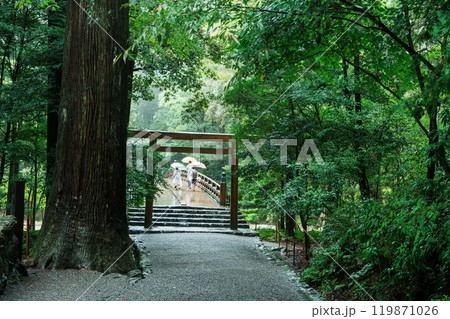 伊勢神宮　内宮　雨の⾵⽇祈宮橋 119871026