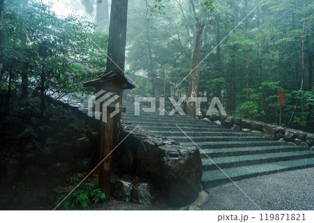 雨の伊勢神宮　神聖な場所 119871821