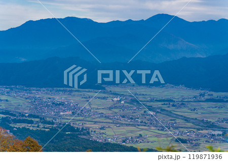 【新潟県】魚沼スカイラインから眺める魚沼の穀倉地帯 119871936