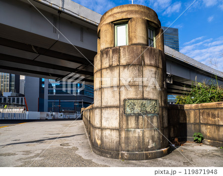 日本橋川に架かる「常盤橋」の親柱と銘板 119871948