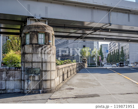 日本橋川に架かる「常盤橋」の親柱と銘板 日本橋川に架かる「常盤橋」の親柱と銘板 119871951