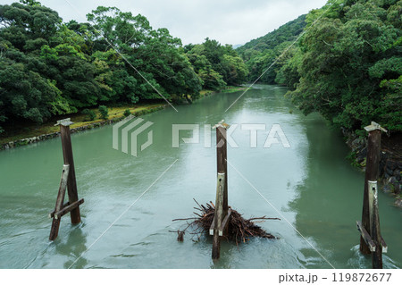 豪雨の流木から宇治橋を守った木除杭 豪雨の流木から宇治橋を守った木除杭 119872677