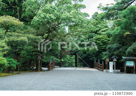 伊勢神宮内宮　火除橋と鳥居 119872980