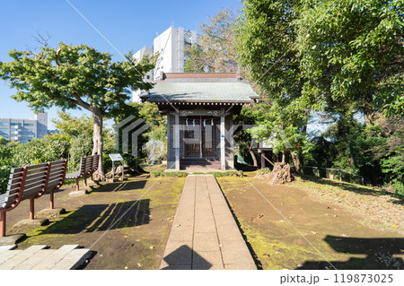 高尾山（長津田町）の山頂にある飯縄神社 119873025
