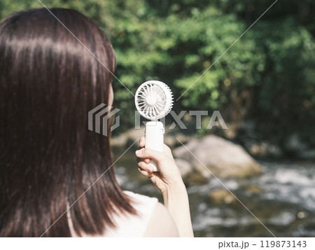 川で遊ぶ女性 119873143
