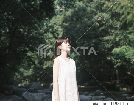 川で遊ぶ女性 川で遊ぶ女性 119873153