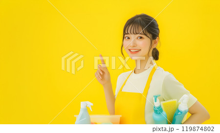 掃除道具と若い女性(おすすめ・指差す・人差し指) 掃除道具と若い女性(おすすめ・指差す・人差し指) 119874802