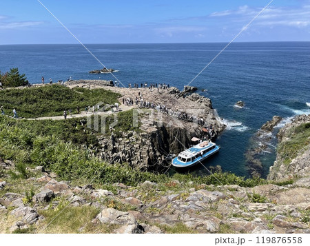 夏の北陸福井県　有名観光スポット東尋坊の遊覧船 119876558