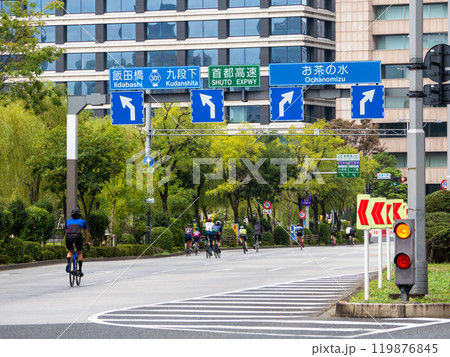 【パレスサイクリング】毎週日曜に自転車に開放される皇居前の内堀通り 119876845