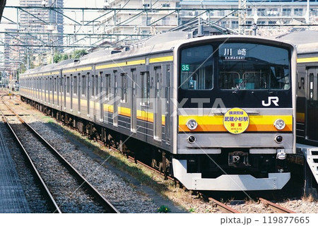 留置線に停車する南武線の205系(横須賀線武蔵小杉駅開業記念ヘッドマーク掲出) 留置線に停車する南武線の205系(横須賀線武蔵小杉駅開業記念ヘッドマーク掲出) 119877665