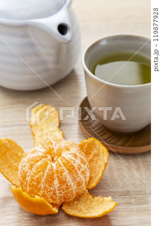 テーブルに置かれたミカンと緑茶 テーブルに置かれたミカンと緑茶 119877928
