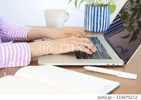 パソコンを使って仕事をする手元 ビジネスイメージ パソコンを使って仕事をする手元 ビジネスイメージ 119878212