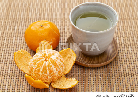 テーブルに置かれたミカンと緑茶 テーブルに置かれたミカンと緑茶 119878220
