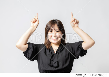 黒い服の女性 指差し 黒い服の女性 指差し 119878682